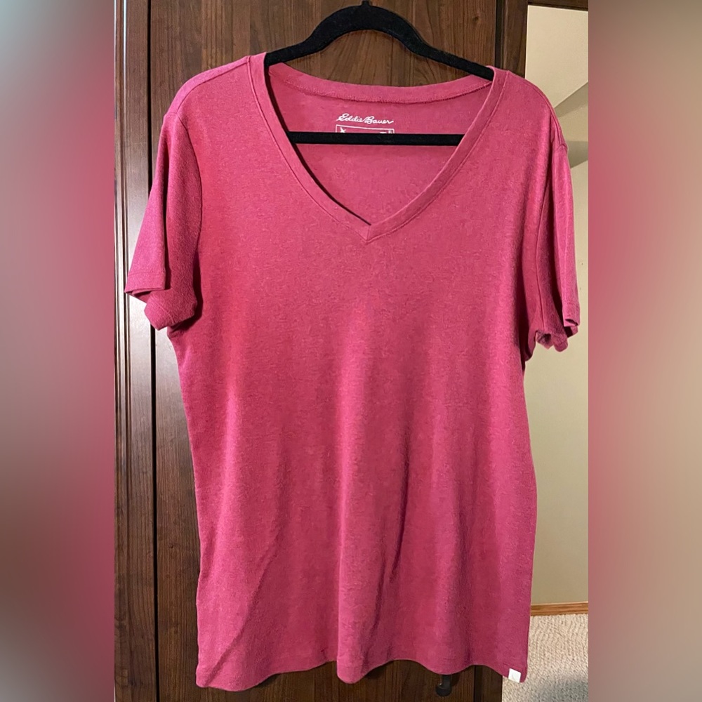 XL Eddie Bauer v neck short sleeved tee